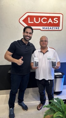 Cliente retirando o aparelho na Lucas Magazine Tech em Inhumas