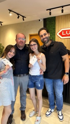 Cliente retirando o aparelho na Lucas Magazine Tech em Inhumas